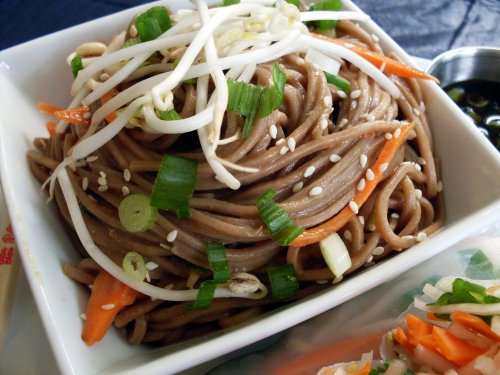 soba noodles w peanut sauce and veggie spring rolls 7-17-09 (3)