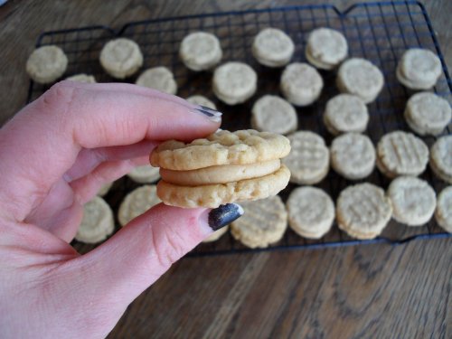 Scary nail polish & a peanut butter sandwich cookie