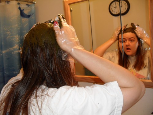 rubbing henna in hair